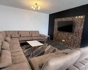 Lovely villa with Jacuzi and the best view in Popova Shapka - Tetovo - Sala de estar