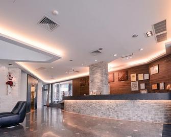 Waugh Den Business Hotel - Taichung City - Front desk