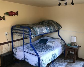Kenai River Kayak and Cabin #3 30 feet from the riverbank - Soldotna - Bedroom