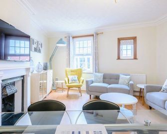 3 Bedroom Accommodation In Mundesley, Near North Walsham - Mundesley - Living room