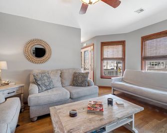 Beautiful Shore Getaway! Walk To Beach And Restaurants In Minutes! - Long Beach - Sala de estar