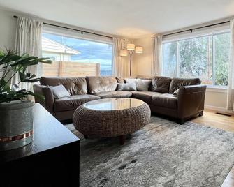 Comfortable family retreat with fireplace, views and game room. - Silverdale - Soggiorno