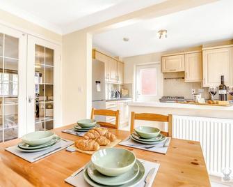 Silver Stag Properties, 3 BR w Parking and Garden - Ashby-de-la-Zouch - Kitchen