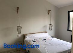 t2 indépendant dans maison avec piscine proche bordeaux - Eysines - Slaapkamer
