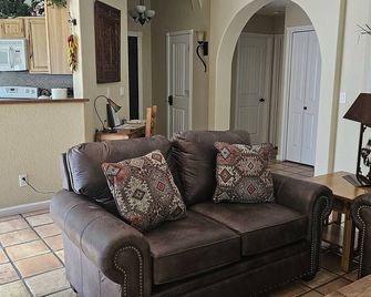 Sedona Get-Away Sleeps 6 - Village of Oak Creek - Sala de estar