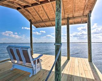 Riverfront Merritt Island Bungalow with Dock and Deck - Merritt Island - Patio