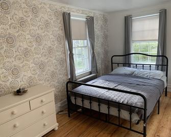 Mountain View Farmhouse, pool/hot tub, fire pit, 4 seasons porch, game room - Millerton - Bedroom