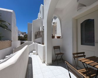 Anny Studios & Rooms Perissa Beach - Perissa - Balcón