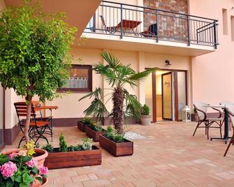 Barackvirág Apartmanház - Tihany - Patio