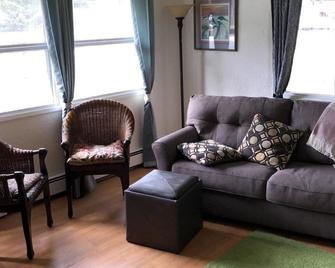 Raw Gold - Affordable, Near Mendenhall Glacier, Trails, And Conveniences - Discounts On Tours! - Juneau - Living room