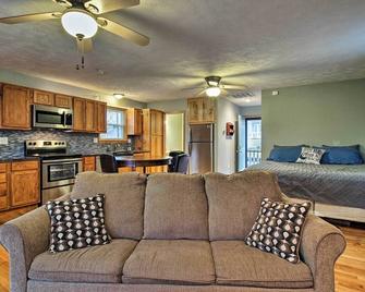 Stockton Lake Escape with Kitchen, Half Mile to Lake - Stockton - Living room