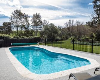 Maple Ridge Cottages - Berrys Creek - Pool