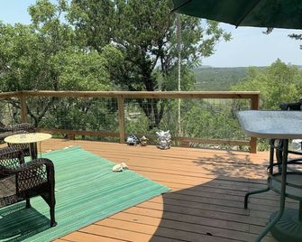 Treetop Cabin @hidden Valley Campgrd; Connect With Nature And Hill Country Views - Johnson City - Balcony