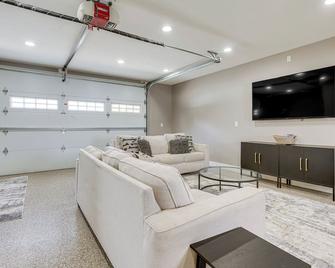 Lakefront Vacation Rental about 10 Mi to Shipshewana! - Howe - Living room