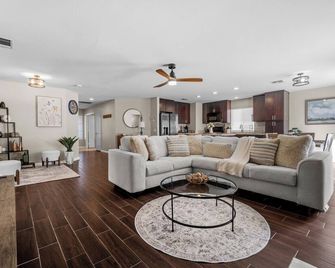 Hemet Haven, Hot Tub, Heated Pool Option, Backyard, Arcade, Game Room, Bbq Grill - Hemet - Huiskamer