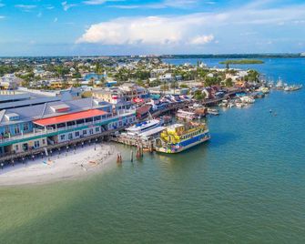 Tropic Terrace Suite #3 - Beachfront Resort - Treasure Island - Beach