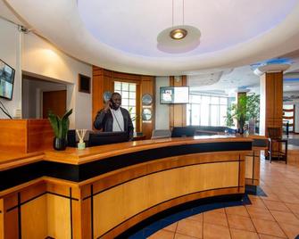 Ocean Breeze Hotel - Strand - Rezeption