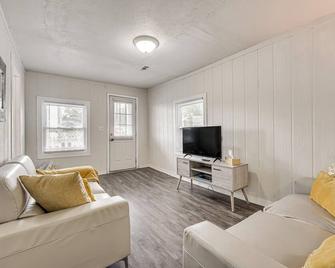 Walk to Dtwn Branson Pet-Friendly Home! - Branson - Living room