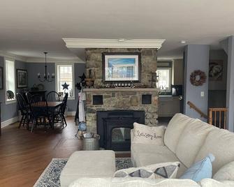 Charming Lake House on Lake Hopatcong in a quiet cove - Lake Hopatcong - Living room