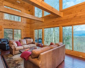 Blue Ridge Bliss Gorgeous home with hot tub & stunning views - Weaverville - Living room