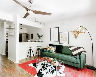 Neon Cool With Pool, Clarksville By Downtown Free Parking - Austin - Living room