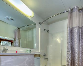 Super 8 by Wyndham Jackson Hole - ג'קסון - חדר רחצה