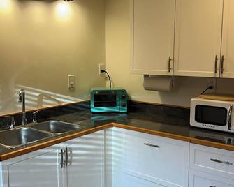 Self contained 1 bed, 1 bath suite, and only a 5 minute walk to ocean. - Sointula - Cocina