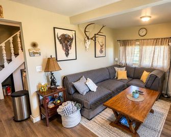 Small Rustic Cabin W/Views! Of The Sawtooth Mtns - Stanley - Living room