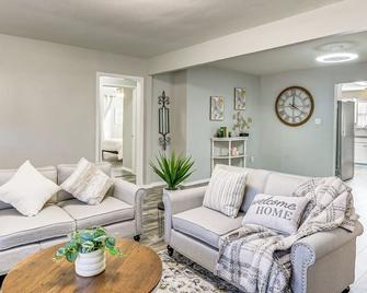 Hike, Fish & Golf: Home w/ Patio in Greenville - Greenville - Вітальня