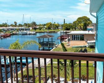 Waterfront Getaway - Hudson - Balcón