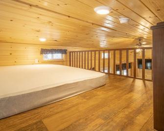 The Twilight Cabin #4 at Blue Spruce RV Park & Cabins - Bayfield - Bedroom