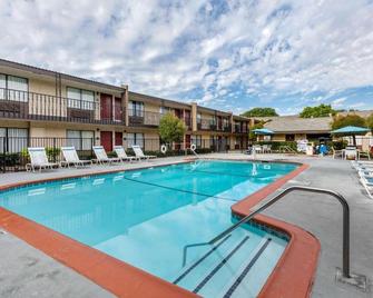 The Buena Park Hotel & Suites - Buena Park - Pool