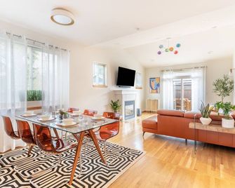 Luxury Home | Reading & Game Room | Outdoor Dining by RedAwning - Bellingham - Dining room