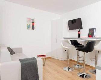 Cozy apartment (32 sqm) for up to 4 people with terrace - Poysdorf - Вітальня