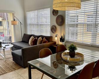 Come cozy up in this West Boca Raton apartment - Boca de Ratones - Comedor