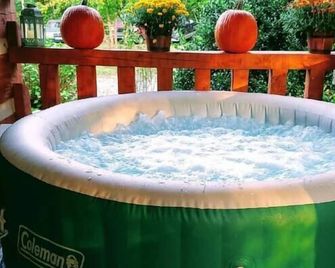 Cozy Country Cabin - Hot Tub + Outdoor Charm - Kodak