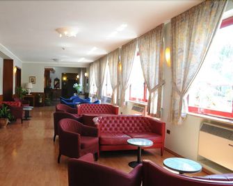 Hotel Victoria - Rivisondoli - Lobby
