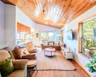 Serenity in the Pines: Cozy Mountain Retreat - Twain Harte - Obývací pokoj