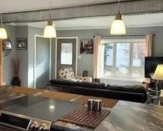 Heart of the Iron Range - Chisholm - Sala de estar