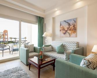 أويستر باي بيتش آند سويتس - مرسى علم - غرفة معيشة