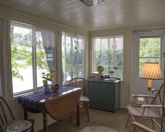 Ryder Cup Rental : Rustic Lake Front Log Cabin - 45min To Ryder Cup - Campbellsport - Dining room