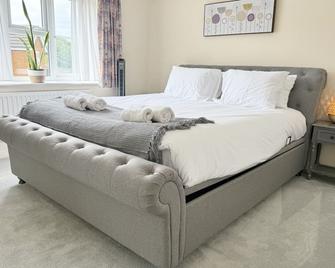 Vitre Gardens - Lymington - Bedroom