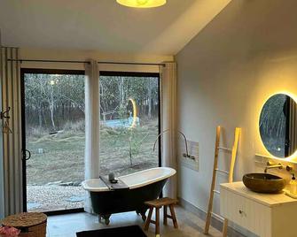 Birds Heaven Mareeba ‘Scarlet Gum’ - Mareeba