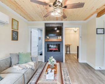 2 Mi to Dtwn Chic Waco Studio with Fire Pit! - Waco - Living room