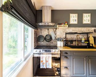 Cozy Getaway close to Arrowhead & downtown Huntsville. Pet-Friendly. - Huntsville - Kitchen