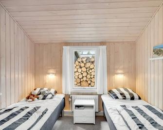 Holiday Home Adrienne - 240m from the sea by Interhome - Hirtshals - Bedroom