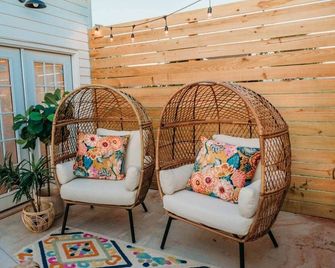 Cozy Glamping Barn - Sleeps up to 9 Near Route 66 - Elk City - Patio