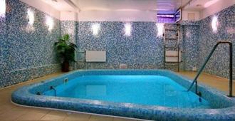 巴塞隆納飯店 - 烏里揚諾夫斯克 - 游泳池