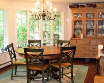 Convenient Whispering Pines Estate Panoramic Views - Norwich - Dining room
