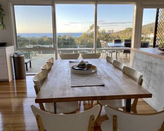 Spectacular Ocean Views And Walking to The Beach & Forest Located Central Lorne - Lorne - Comedor